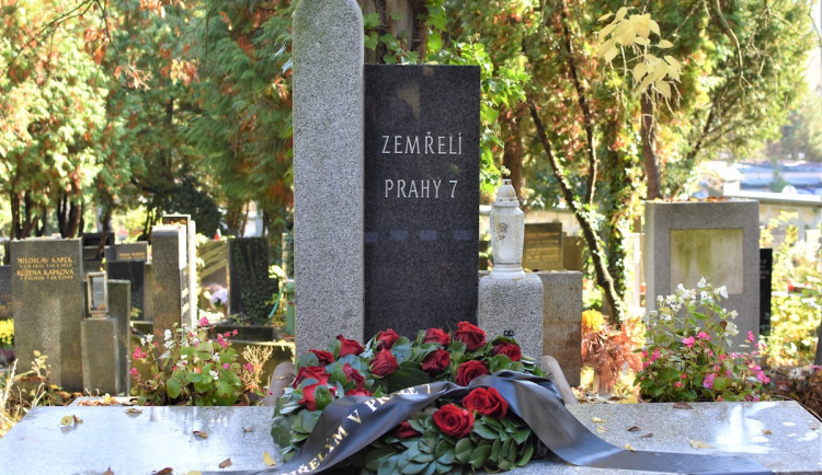 Městská část zřídila pro zesnulé hrob.