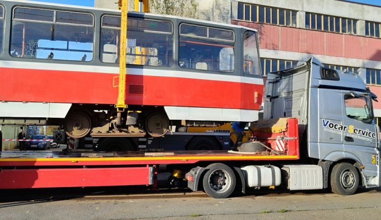 Praha poslala na Ukrajinu první čtyři darované tramvaje