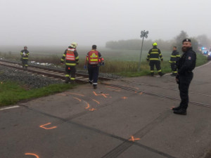 Tragédie na železnici u Prahy. Dodávku smetl vlak, dva lidé zemřeli