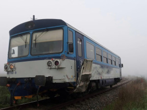 Tragédie na železnici u Prahy. Dodávku smetl vlak, dva lidé zemřeli