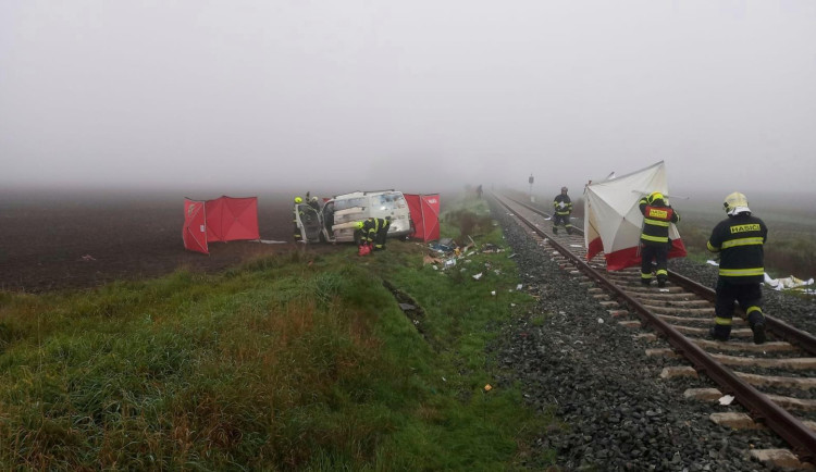 Tragédie na železnici u Prahy. Dodávku smetl vlak, dva lidé zemřeli
