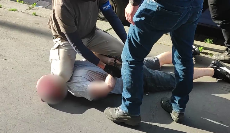 Muže zadrželi přímo na ulici.