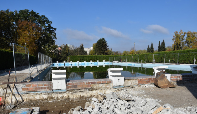 Ve Strakonicích staví unikátní halu, která zastřeší venkovní bazén