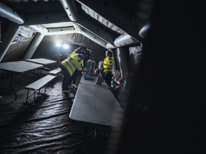 Hasiči a vojáci v Praze zkoušeli stavbu protipovodňových zábran