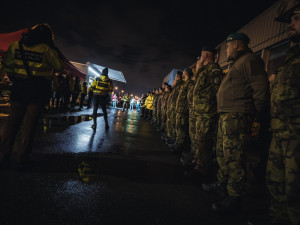 Hasiči a vojáci v Praze zkoušeli stavbu protipovodňových zábran