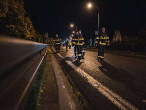 Hasiči a vojáci v Praze zkoušeli stavbu protipovodňových zábran