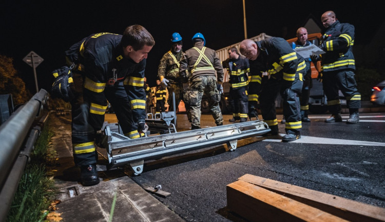 Hasiči a vojáci v Praze zkoušeli stavbu protipovodňových zábran