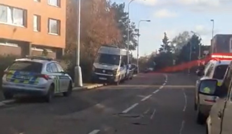 Tragédie v Praze. V bytě našli mrtvého mladíka, druhý leží pobodaný v nemocnici