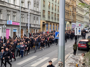 VIDEO: Vyprodané derby je tady. Tisíce fanoušků jsou v ulicích Prahy