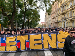 VIDEO: Vyprodané derby je tady. Tisíce fanoušků jsou v ulicích Prahy