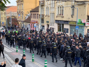 VIDEO: Vyprodané derby je tady. Tisíce fanoušků jsou v ulicích Prahy