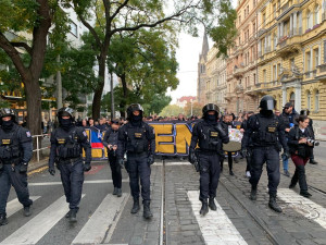 VIDEO: Vyprodané derby je tady. Tisíce fanoušků jsou v ulicích Prahy