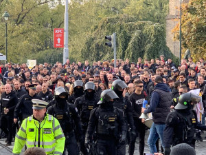 VIDEO: Vyprodané derby je tady. Tisíce fanoušků jsou v ulicích Prahy