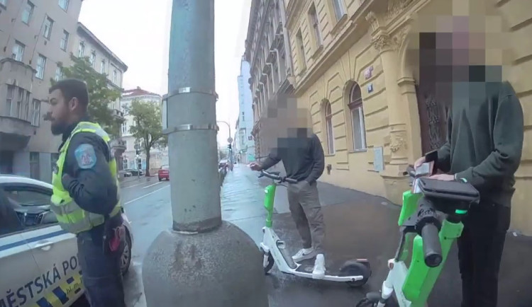 VIDEO: Po chodníku a pod vlivem alkoholu. Strážníci zastavili nebezpečné jezdce na koloběžkách