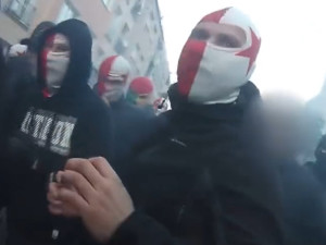 VIDEO: Přes sto chuligánů se před derby chtělo poprat v ulicích. Policie je rozehnala