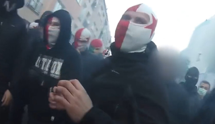 VIDEO: Přes sto chuligánů se před derby chtělo poprat v ulicích. Policie je rozehnala
