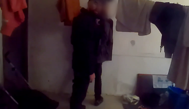 Muže přistihli s hodinkami na ruce.