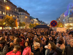 VIDEO: Na Václaváku se sešly tisíce lidí. Památku obětí střelby v Bratislavě uctili i Drábová a Vystrčil