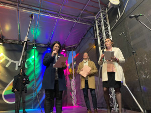 VIDEO: Na Václavském náměstí se sešly tisíce lidí uctít památku obětí střelby v Bratislavě. Přišli i Drábová a Vystrčil