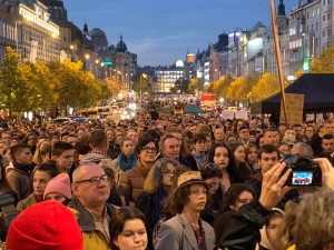 VIDEO: Na Václavském náměstí se sešly tisíce lidí uctít památku obětí střelby v Bratislavě. Přišli i Drábová a Vystrčil