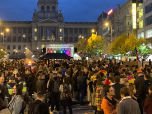 VIDEO: Na Václavském náměstí se sešly tisíce lidí uctít památku obětí střelby v Bratislavě. Přišli i Drábová a Vystrčil