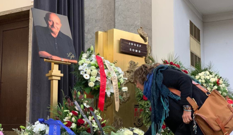 K rakvi pokládali lidé květiny.