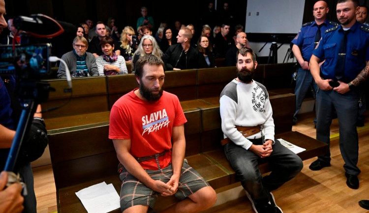 Okresní soud v Kladně projednával kauzu Patrika Tušla (vpravo) a Tomáše Čermáka (vlevo), kteří jsou stíháni pro přečiny hanobení národa, rasy, etnické nebo jiné skupiny osob. Foto: ČTK/Deml Ondřej