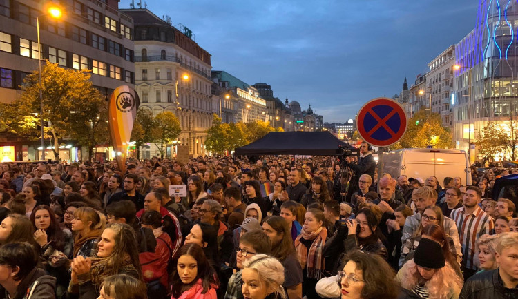 Na Václavském náměstí jsou tisíce lidí.