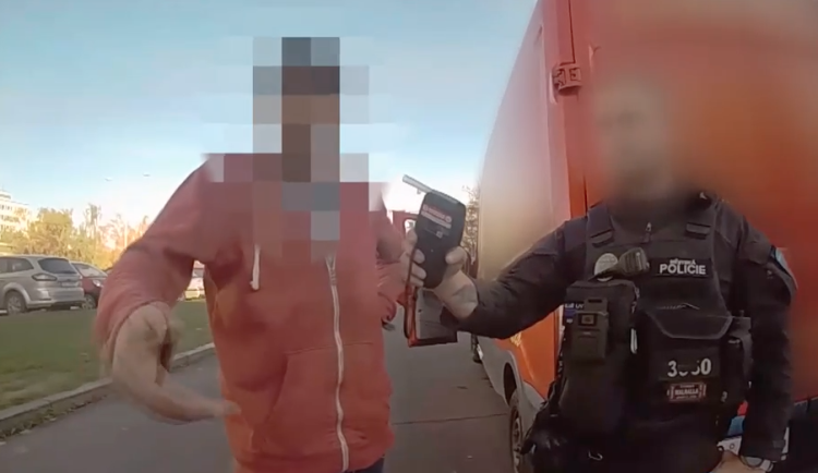 VIDEO: Konečně mi někdo sebere řidičák, řekl strážníkům muž, který měl za volantem skoro tři promile