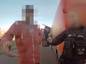 VIDEO: Konečně mi někdo sebere řidičák, řekl strážníkům muž, který měl za volantem skoro tři promile