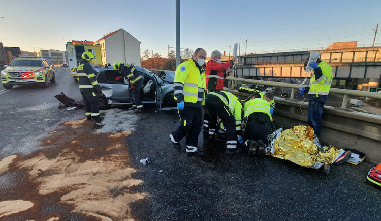 I láhev s vodou může zabíjet. Pražští záchranáři varují před předměty v autě