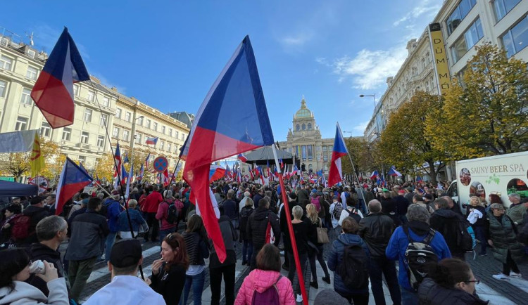 VIDEO: Na Václavském náměstí protestovaly tisíce lidí. Chtěly demisi vlády