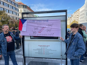 Na Václavském náměstí protestují tisíce lidí. Chtějí demisi vlády