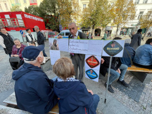 VIDEO: Na Václavském náměstí protestují tisíce lidí. Chtějí demisi vlády