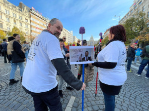 VIDEO: Na Václavském náměstí protestují tisíce lidí. Chtějí demisi vlády
