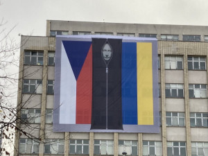 Na vnitru visí vlajky ČR a Ukrajiny s podobiznou Putina ve vaku na mrtvoly
