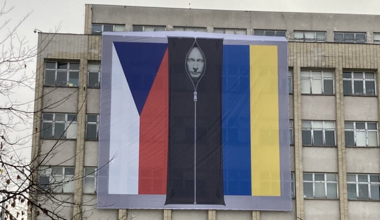 Vlajky budou na budově týden.