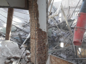 V Příbrami spadla na dělníky střecha. Pražská záchranka poslala na pomoc vrtulník