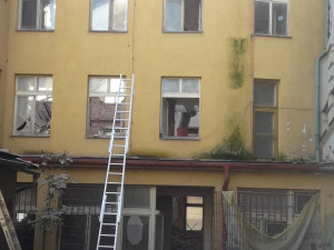 V Příbrami spadla na dělníky střecha. Pražská záchranka poslala na pomoc vrtulník