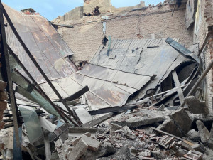 V Příbrami spadla na dělníky střecha. Pražská záchranka poslala na pomoc vrtulník