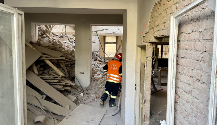 Z trosek vyprostili čtyři dělníky.