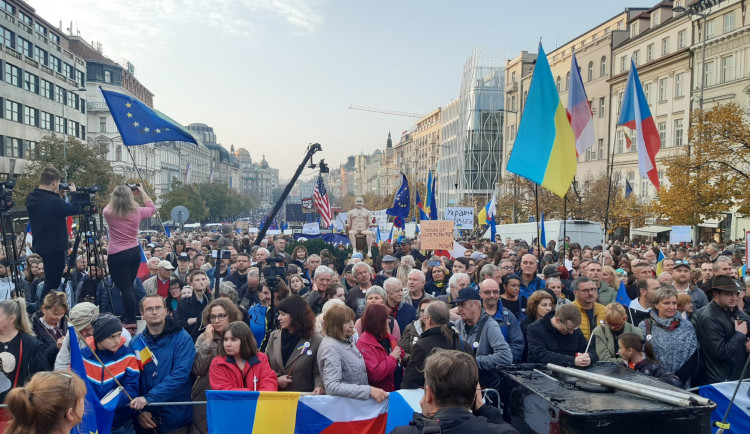 VIDEO: Na Václavském náměstí protestovaly proti extremismu desítky tisíc lidí. Promluvila i první dáma Ukrajiny