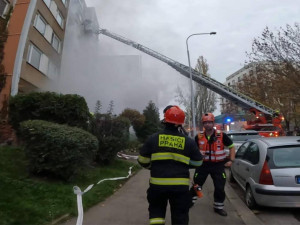 VIDEO: Z požáru bytu v Praze zachránili hasiči šest lidí a psa