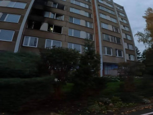 VIDEO: Z požáru bytu v Praze zachránili hasiči šest lidí a psa