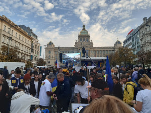 Na Václavském náměstí začíná další demonstrace, tentokrát proti extremismu. Promluví i první dáma Ukrajiny