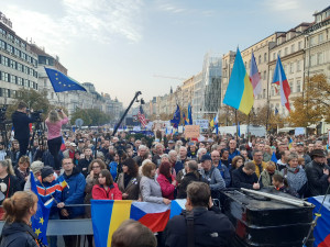VIDEO: Na Václavském náměstí protestovaly proti extremismu desítky tisíc lidí. Promluvila i první dáma Ukrajiny