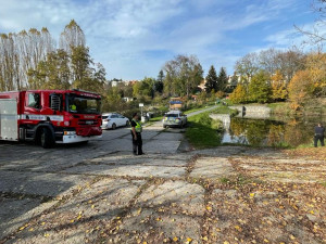 Do vodní nádrže někdo vyhodil sud s motorovým olejem. Zasahovali hasiči