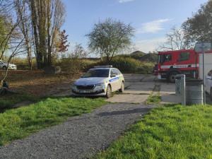 Do vodní nádrže někdo vyhodil sud s motorovým olejem. Zasahovali hasiči