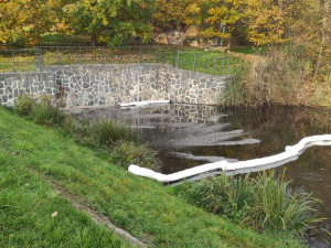 Do vodní nádrže někdo vyhodil sud s motorovým olejem. Zasahovali hasiči