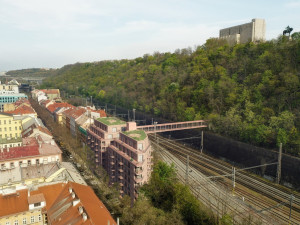 Vítkov a Karlín propojí lávka. Povede nad železniční tratí